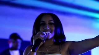 Intimate vibes show