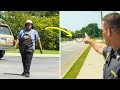Una Mujer Camina 19 Kilómetros Al Trabajo Cada Día Y No Sabe Que La Sigue Un Policía