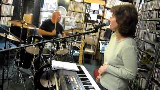 Flowers In Flames covering Joy Divisions Disorder on 91.1 WRUWs Live From Cleveland
Flowers In Flames on 91.1 WRUWs Live From Cleveland radio show on Thursday October 28th 2010 covering Disorder by Joy Division (from their album Unknown Pleasures from 1979 on Factory Records)
http://www.myspace.com/flowersinflames
http://www.facebook.com/pages/Flowers-In-Flames/125463217480019
http://www.cdbaby.com/cd/flowersinflames
http://www.wruw.org/ Flowers In Flames covering Joy Divisions Disorder on 91.1 WRUWs Live From Cleveland