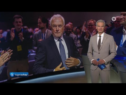 tagesschau 20:00 Uhr, 30.05.2026

tagesschau 20:00 Uhr

Wolfgang Kubicki wird mit gut 59 Prozent zum neuen Vorsitzenden der FDP gew&auml;hlt, Nach Protesten von Anwohnern auf der Brenner-Autobahn rollt der Verkehr wieder, Massive Proteste und Stra&szlig;enblockaden wegen schwerer Wirtschaftskrise in Bolivien, Politische Situation in Venezuela nach Festnahme von ehemaligen Staatschef Maduro weiterhin schlecht, Vier weitere Goldsucher aus H&ouml;hle in Laos befreit, Historiendrama "In die Sonne schauen" bekommt Goldene Lola beim Deutschen Filmpreis, Fu&szlig;ball-Bundestrainer Nagelsmann zieht bei Abschlusstraining der Nationalmannschaft positive Zwischenbilanz, Unwetterfront &uuml;ber Deutschland richtet teilweise gro&szlig;e Sch&auml;den an, Das Wetter

Hinweis:
Der Beitrag zum Thema "Deutscher Filmpreis" darf aus rechtlichen Gr&uuml;nden nicht auf tagesschau.de gezeigt werden.

#tagesschau #2000 #Uhr #30052026