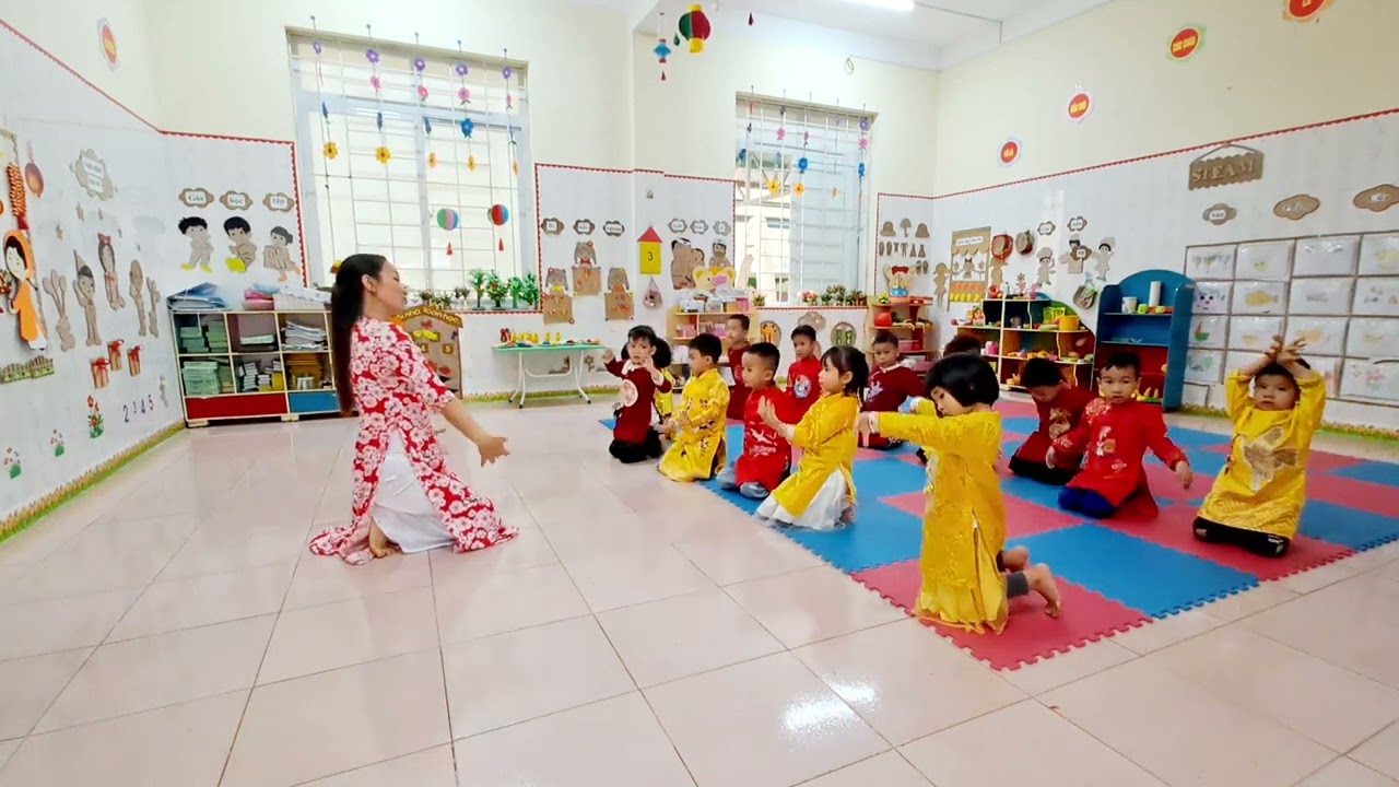 Bé 4 tuổi múa tặng bà, tặng mẹ, tặng cô giáo nhân ngày 8/3.