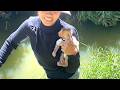 So refreshing!! Mom takes her adorable little baby, LIORA To Watch Snail In The River