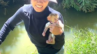 So refreshing!! Mom takes her adorable little baby, LIORA To Watch Snail In The River