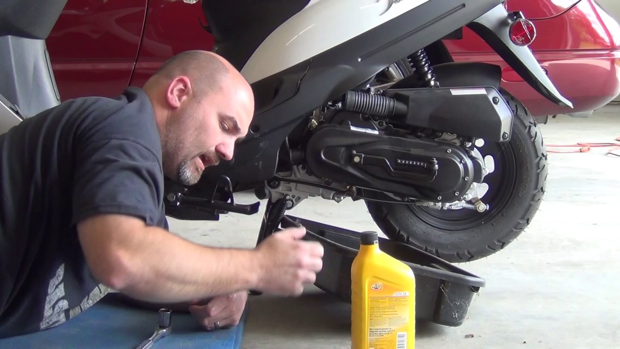 Project White How to Properly The Oil In a 49cc Scooter - YouTube