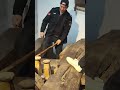 木槌を使った搾油工程