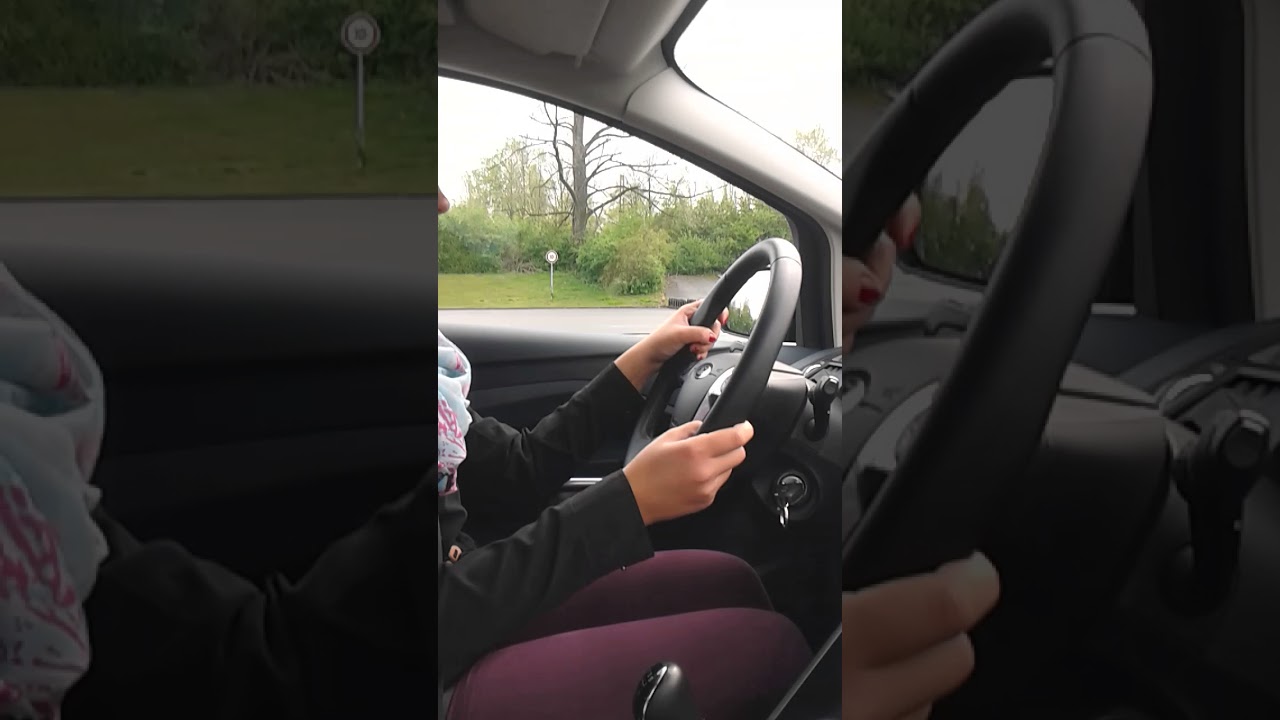 Голая за рулем авто