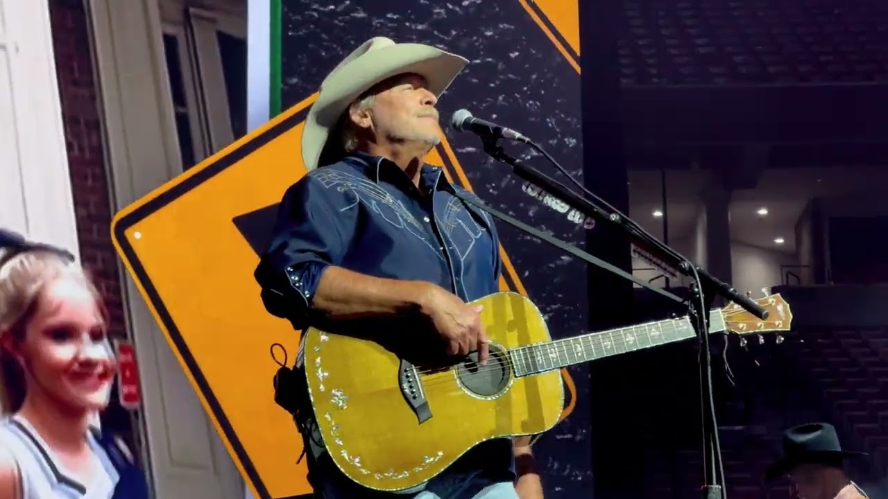 Good Time - Alan Jackson Last Call Tour in Fayetteville, Arkansas