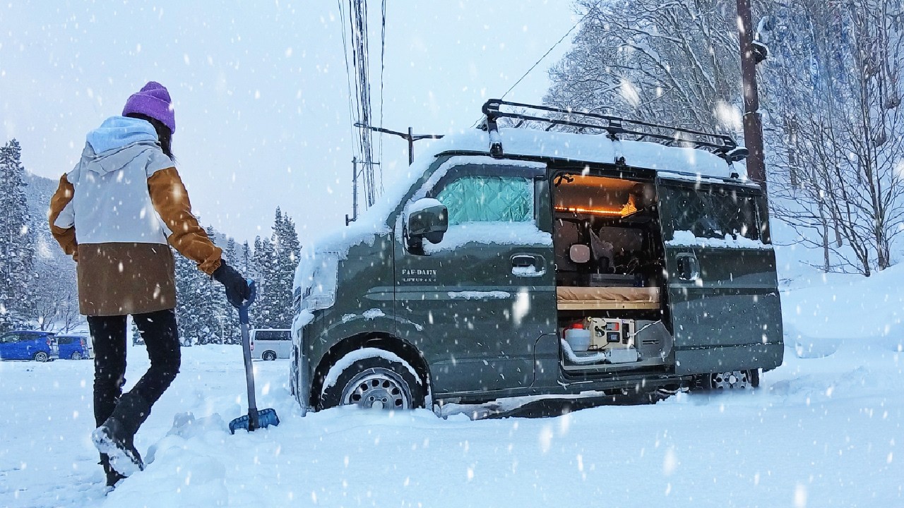 Автокемпинг в одиночку во время метели | Уютная жизнь в фургоне при −7°C