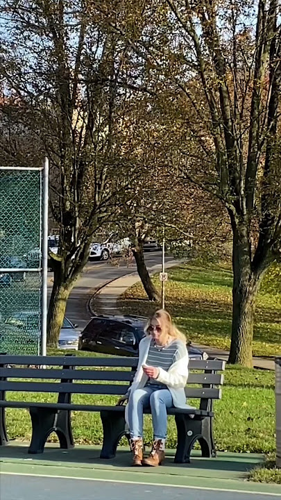 Passing notes to strangers ❤️ beautiful reaction