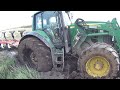 Эвакуация из канавы трактора John Deere. Вытягиваю трактором New Holland. Немного о работе.