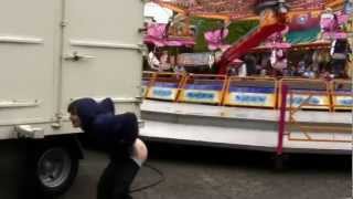 Dummer Junge Zeigt Karussell Nackten Arsch