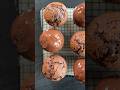 Des beaux muffins au chocolat bien gonflé s et moelleux, trempés dans le chocolat 😝