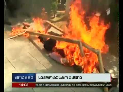 აქცია და დაპირისპირება ენმ-ის ბათუმის ოფისთან