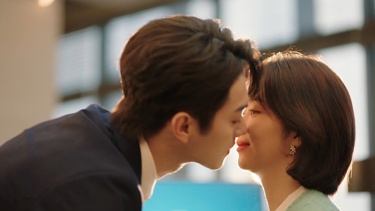 Губы его жены были настолько соблазнительны, что генеральный директор страстно поцеловал ее в офисе!