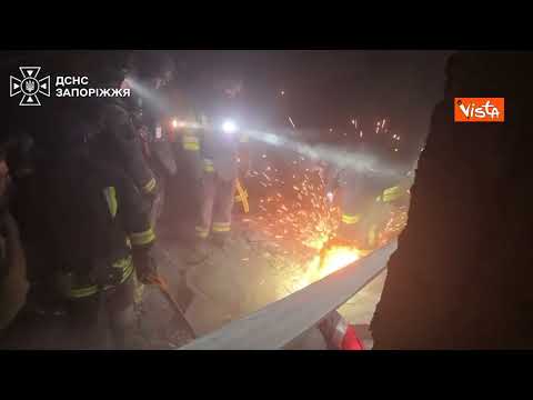 Video Esercito russo colpisce edifici a Zaporižžja con 5 bombe aree, le immagini dei soccorsi