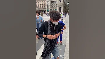 ومال حبيبي مالو مالو مجاش أماما 