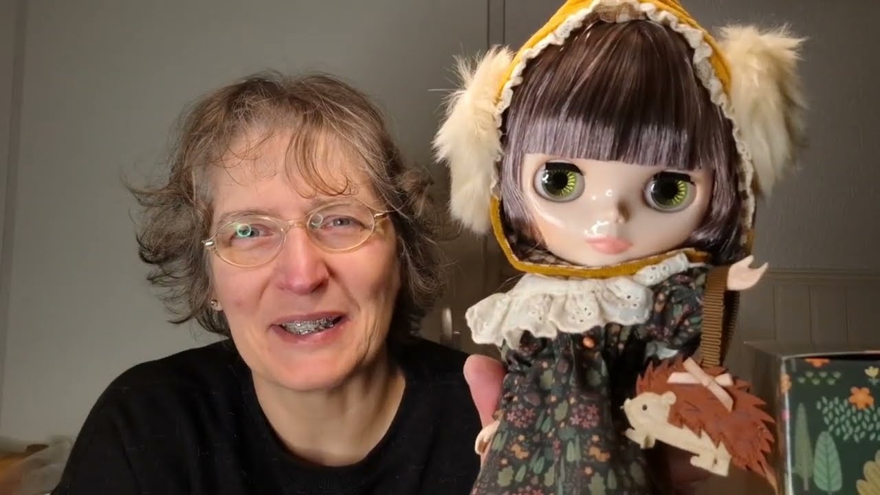 Unboxing Hazel the Hedgehog Blythe (prerecorded 11th of December)