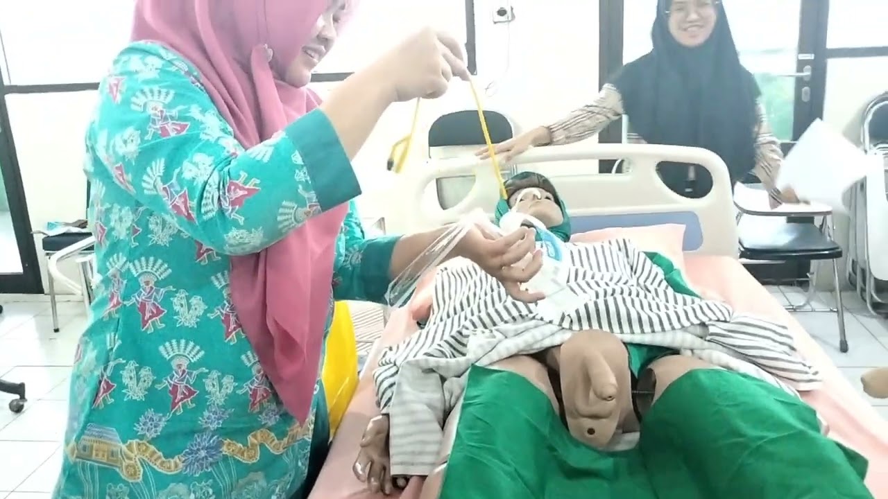 PEMASANGAN KATETER PADA PASIEN PRIA