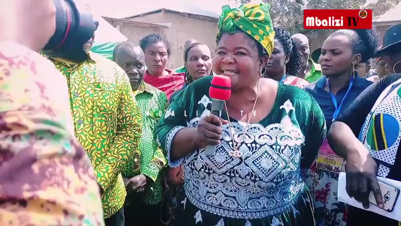 Mfanyabiashara wa mbalizi akitoa malamiko zidi ya TRA katika ziara ya katibu mwenezi taifa