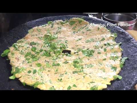 थालीपीठ | कांदा, मेथी थालीपीठ बनाने का अंदाज देखने लायक है | Thalipeeth | Indian Street Food