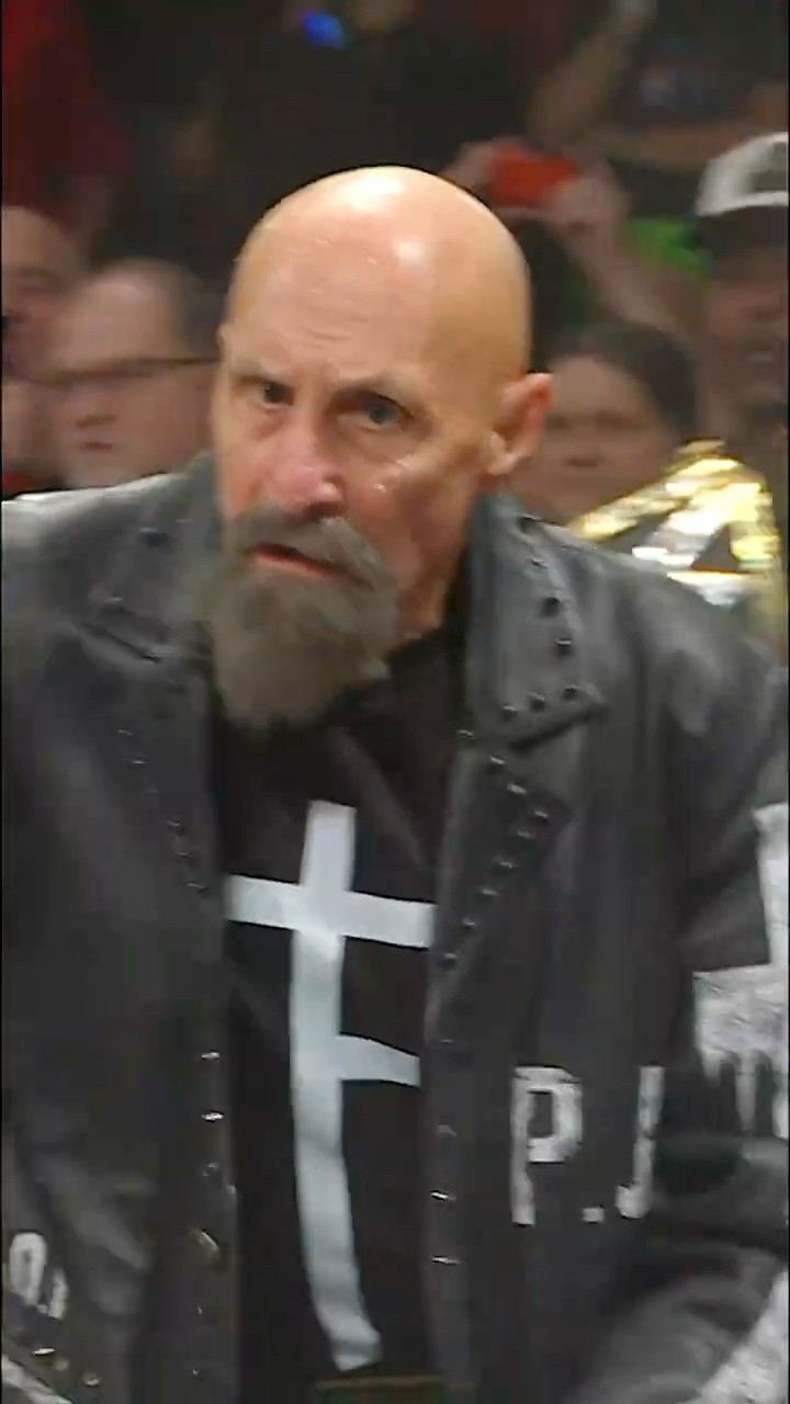 PAUL ELLERING JUST SAVED THE MIZ FROM THE MANDIBLE CLAW ? #WWERaw