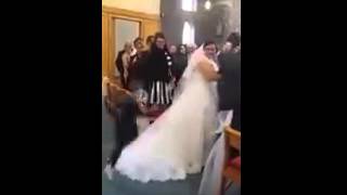 Маленький мальчик сорвал свадьбу, порвал платье невесты Маленький мальчик сорвал свадьбу, порвал платье невесты