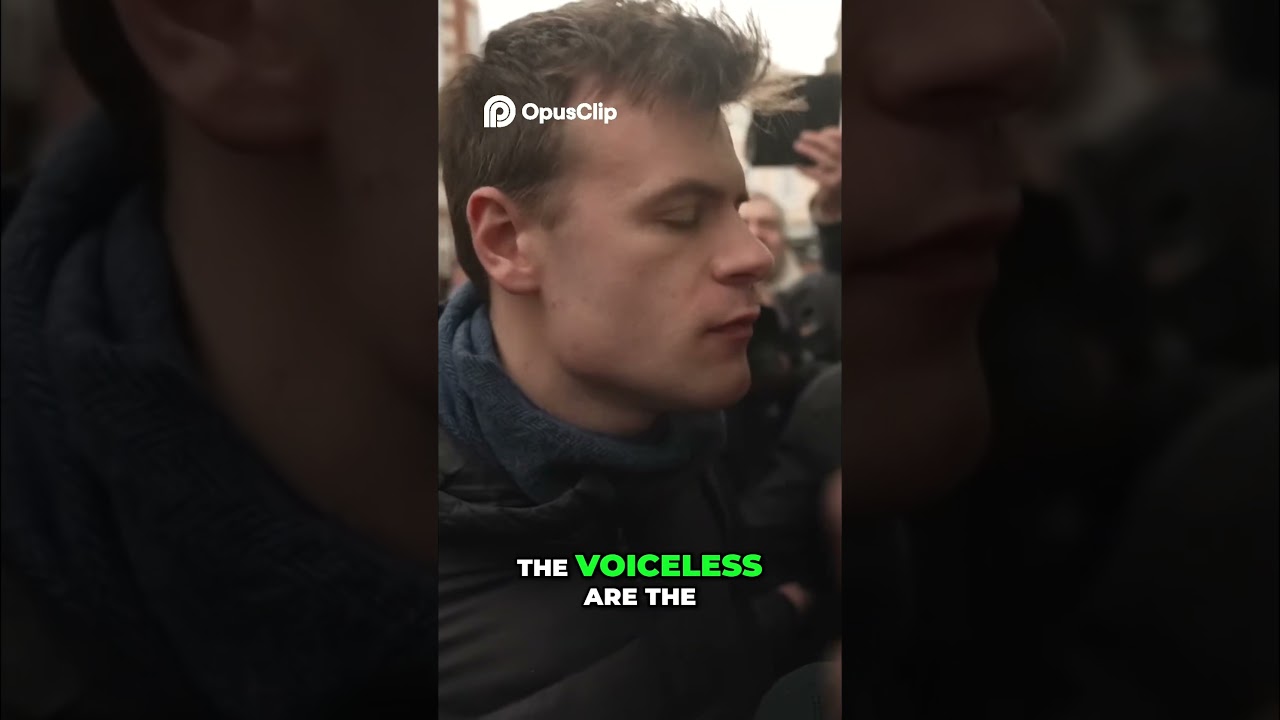 Репортер ITV потерял контроль над собой, когда Томми Робинсон начал отталкивать его в прямом эфире.