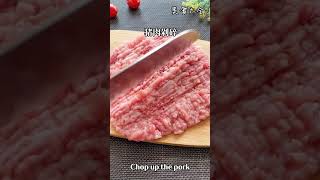 「脆皮肠」35秒教会你。趁着猪肉便宜，在家做脆皮烤肠，Q弹爆汁好吃到停不下来%脆皮肠