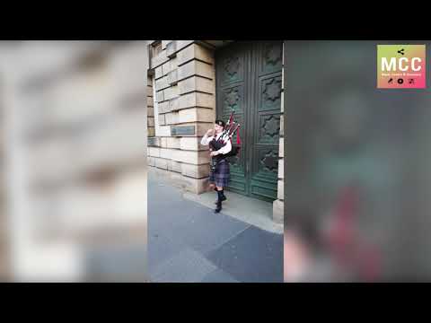 Il joue “Ce n’est qu’un au revoir” à la cornemuse dans les rues d’Edimbourg