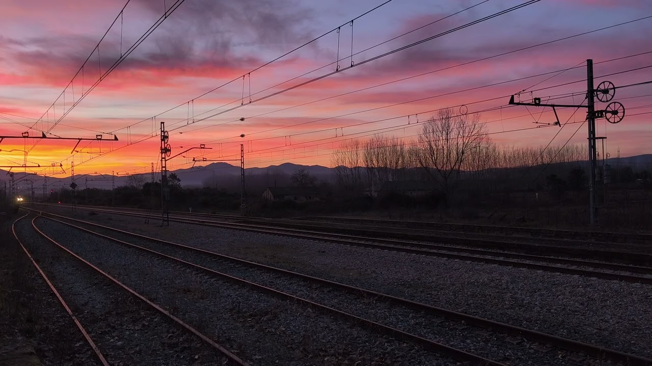 594 procedente de Vigo Guixar destino Ponferrada a su paso por la estación de Dehesas 