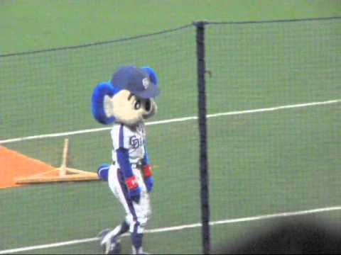 110306　OP戦＠オリックス　５回グラウンド整備時のドアラとパオロン