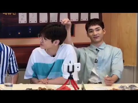 뒤를 봐 민기야 ㅎㅎ 뉴이스트 렌의 섬세한 마니또는 곽아론