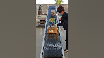 Conveyor belt, foldable in the middle, movable front and rear, easy loading and unloading