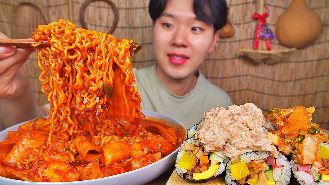 라볶이 맛깔지게 만들고 김밥 위에 참치토핑 많이~ 분식은 역시나 맛있습니다.RABOKKI RICE ROLL TUNAMAYO KIMCHI KOREAN FOOD ASMR MUKBANG