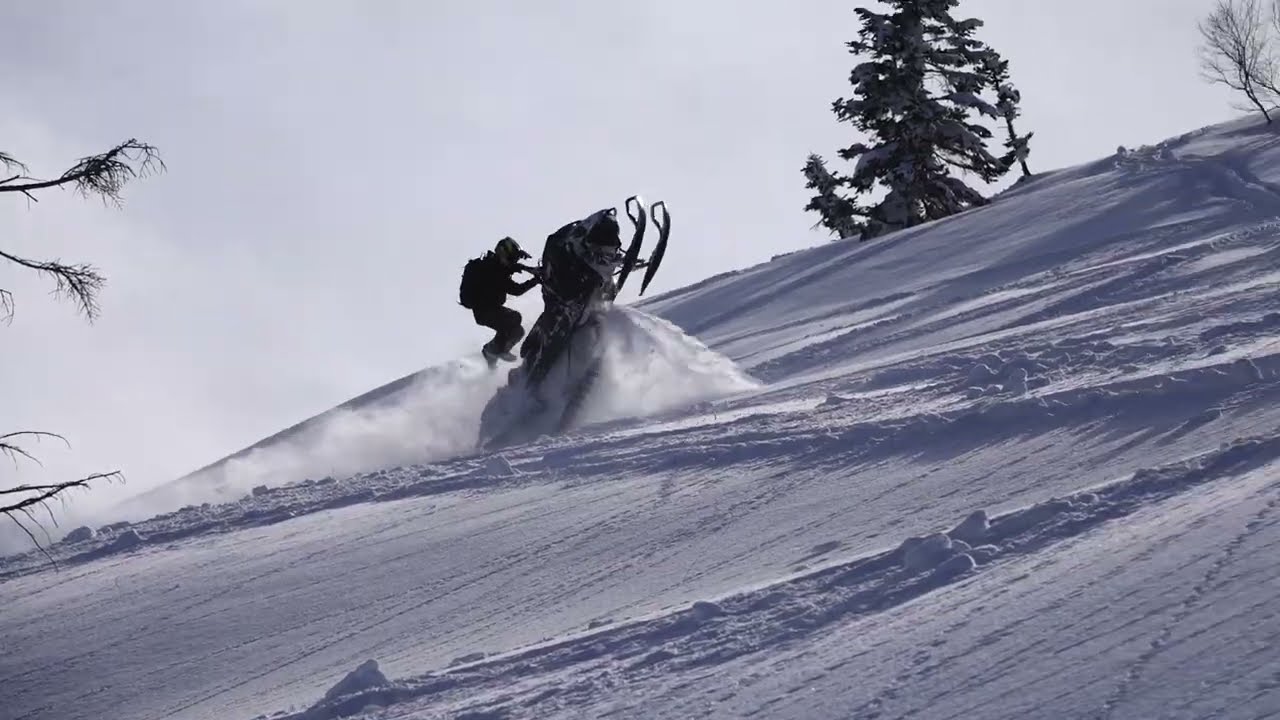 Снегоходы Ski-Doo Summit Adlenaline 154 и Summit Expert 154 Turbo R (TKKY) 2026 года выпуска.