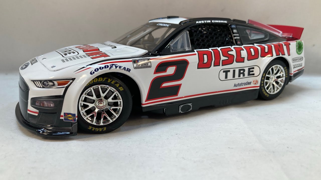 Review 2022 Austin Cindric 2 Discount Tire Ford Mustang 1/24 NASCAR