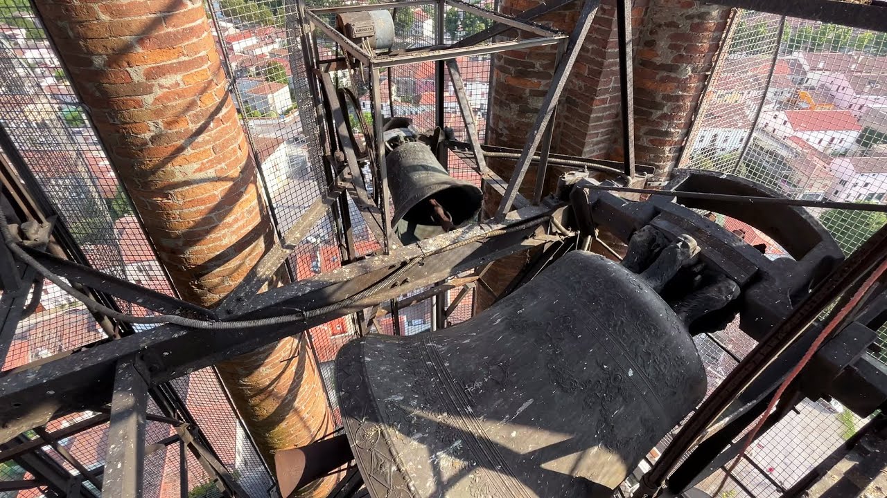 Звон колоколов на высокой колокольне Лендинары