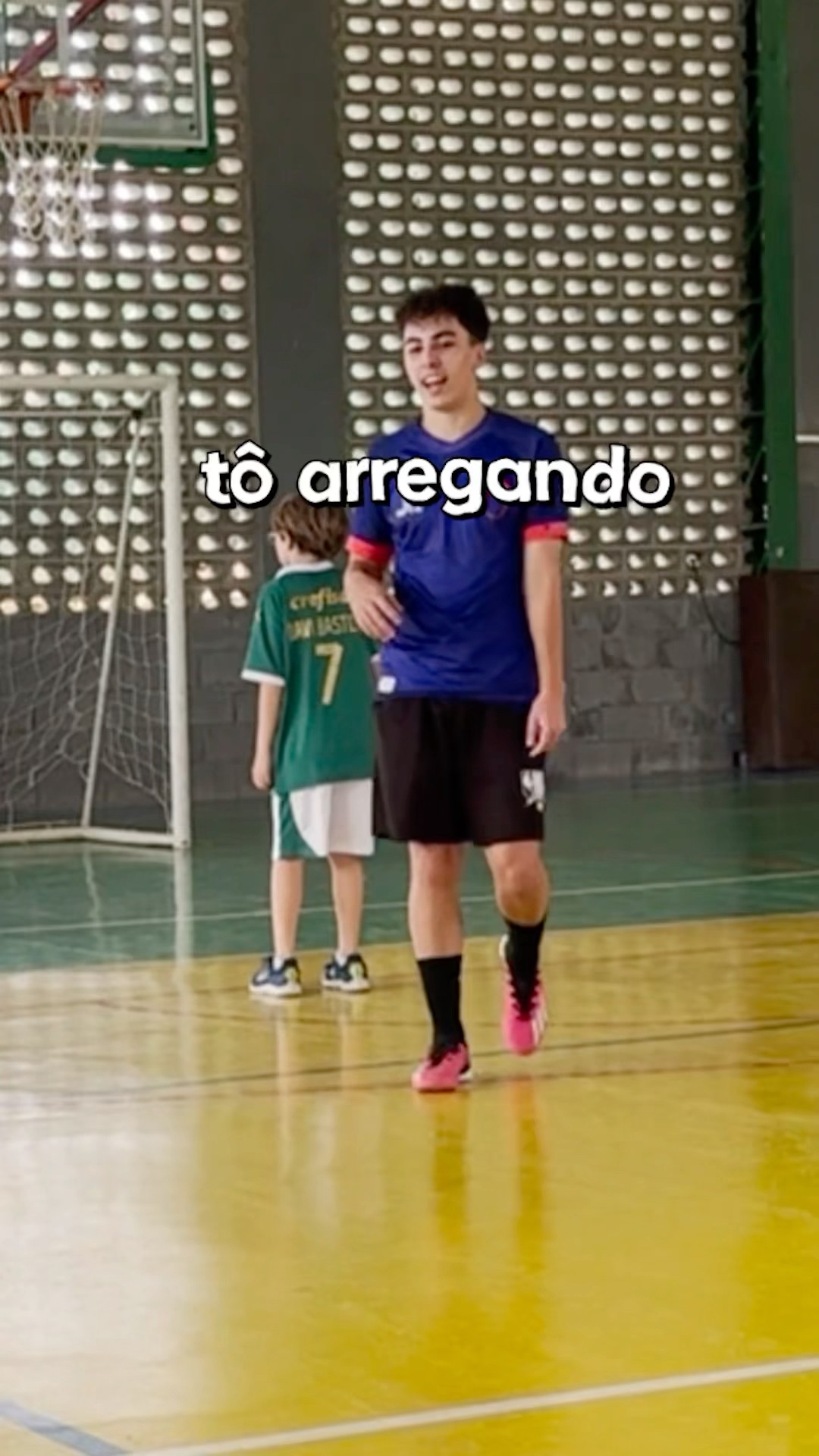 NÃO CONSEGUI ENSINAR MEU IRMÃOZINHO CHUTAR DE ESQUERDA! ?