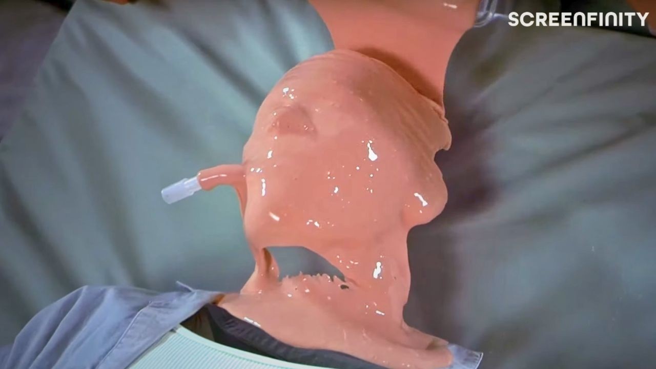 The Hollow Man Gets A Face | Hollow Man (2000) | Screenfinity