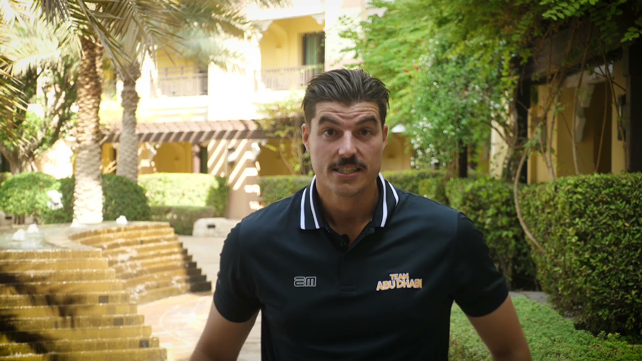 Marchant de Lange takes on the pose challenge! 📸