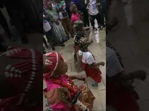 Mokamo Kisina de Ya Mbanga en prestation