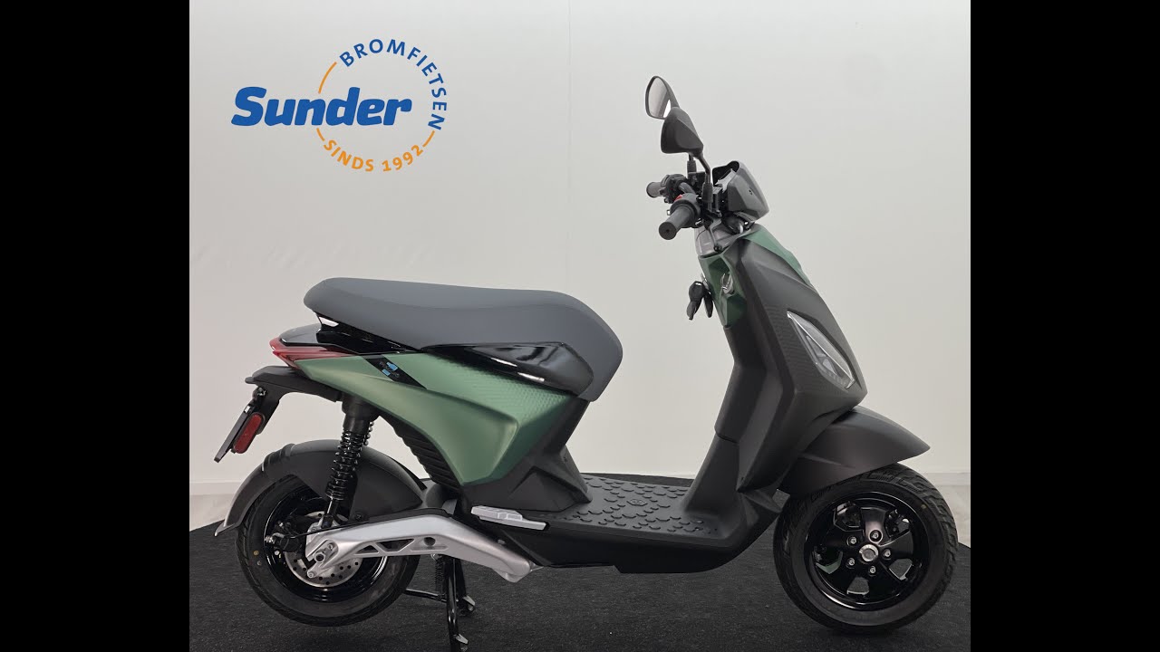 De nieuwe PIAGGIO ONE 1 volledig elektrische scooter van Piaggio / Vespa  bij Sunder Bromfietsen - YouTube