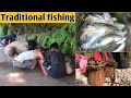 अर्गानिक माछा मार्दै खाेलामा।villagers fishing in traditional way of organic fish in rural nepal !