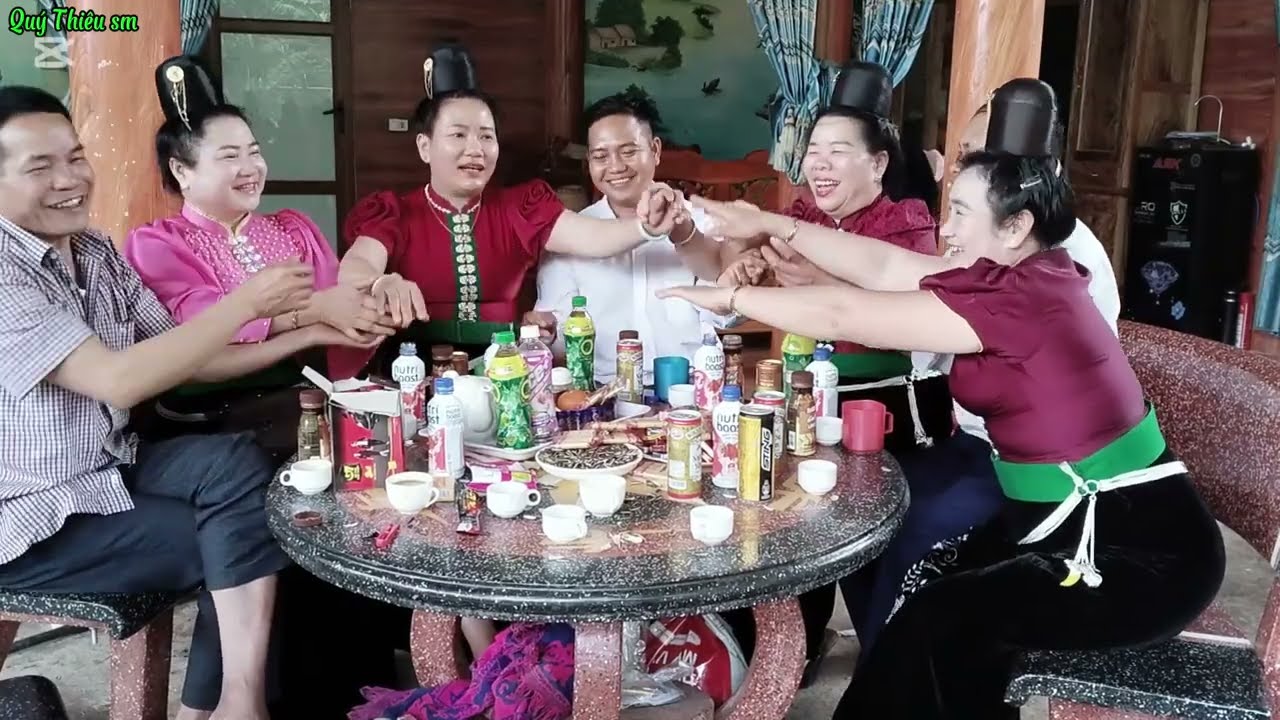 vợ chồng Xuân Quý và  chị Mỹ Duyên Lò Liên lên chúc tết cho bà Lả chiềng đen