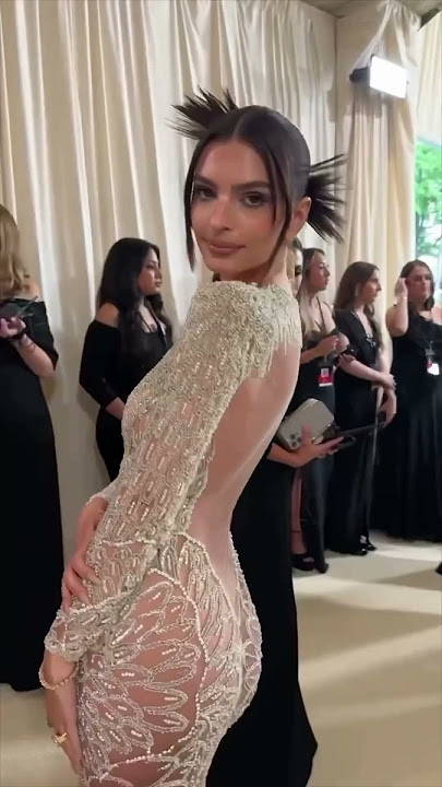 Emily kembali dengan gaun tanpa lengan di karpet merah #MetGala | Vogue India