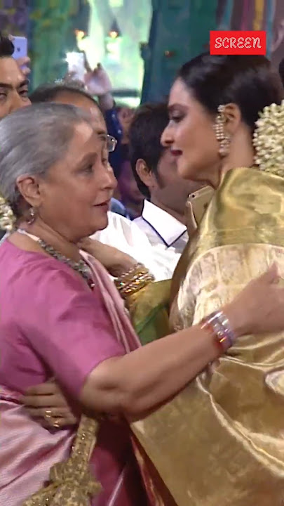 When #Rekha hugged #JayaBachchan as #AmitabhBachchan Receives Award at SCREEN Awards