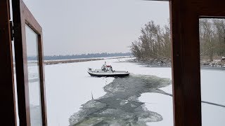 IJsbreken in een bevroren Biesbosch en de schade aan de boot daarvan