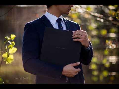 Klasyczny fotoalbum ślubny Magdy i Mikołaja w czarnej welurowej oprawie.