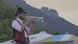 Trompeter der Musikkapelle Schleching lassen „Amacing Grace“ in die Berge schallen.