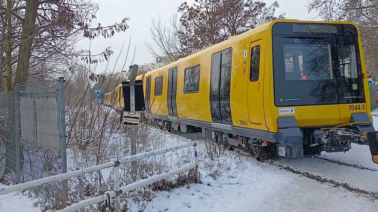 Überführung Bvg J  in Mv Wilhelmsruher Damm